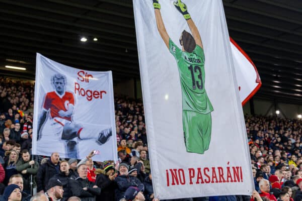 LIVERPOOL, INGLATERRA - Martes, 8 de marzo de 2022: Seguidores de Liverpool en el Spion Kop con pancartas de Roger Hunt y el portero Alisson Becker antes de la ronda de la Liga de Campeones de la UEFA de 16 de 2ª pierna entre el Liverpool FC y el FC Internazionale Milano en Anfield.  Liverpool ganó el empate 2-1 en el global después de una derrota por 1-0.  (Foto de David Rawcliffe/Propaganda)