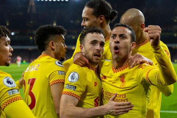 London, England - Mittwoch, 16. März 2022: Liverpools Diogo Jota (Mitte) feierte mit seinem Teamkollegen Thiago Alcantara (rechts), nachdem er das erste Tor während des Premier-League-Spiels zwischen Arsenal und Liverpool im Emirates Stadium erzielt hatte.  Liverpool gewann 2:0.  (Bild David Rawcliffe/Propaganda)