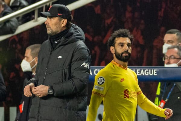 LISBON, PORTUGAL - Tuesday, April 5, 2022: Liverpool's Mohamed Salah walks past manager Jürgen Klopp as he is substituted during the UEFA Champions League Quarter-Final 1st Leg game between SL Benfica and Liverpool FC at the Estádio da Luz. Liverpool won 3-1. (Pic by David Rawcliffe/Propaganda)