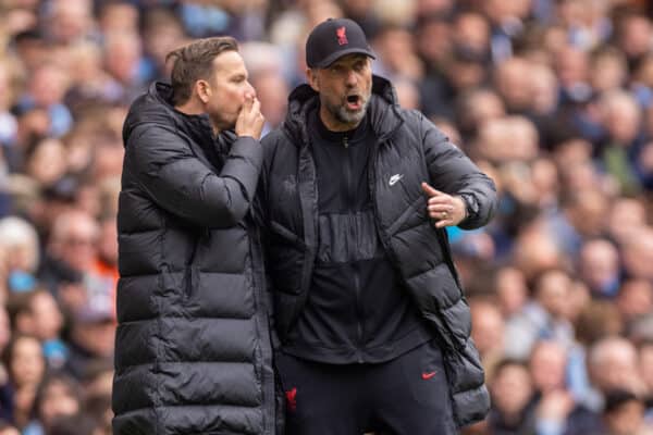 MANCHESTER, ENGLAND - Sunday, April 10, 2022: Liverpool's manager Jürgen Klopp (R) and first-team development coach Pepijn Lijnders (L) during the FA Premier League match between Manchester City FC and Liverpool FC at the City of Manchester Stadium. The game ended in a 2-2 draw. (Pic by David Rawcliffe/Propaganda)