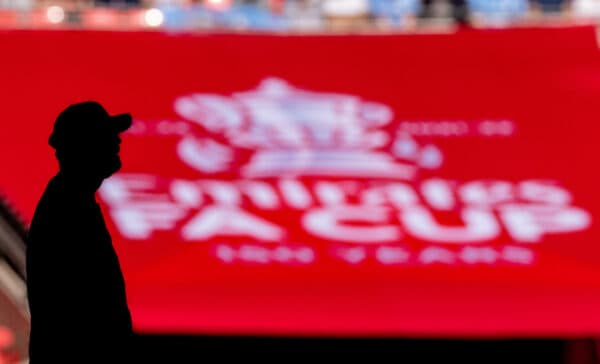 LONDON, ENGLAND - Saturday, April 16, 2022: Liverpool's manager Jürgen Klopp during the pre-match warm-up before the FA Cup Semi-Final game between Manchester City FC and Liverpool FC at Wembley Stadium. Liverpool won 3-2. (Pic by David Rawcliffe/Propaganda)