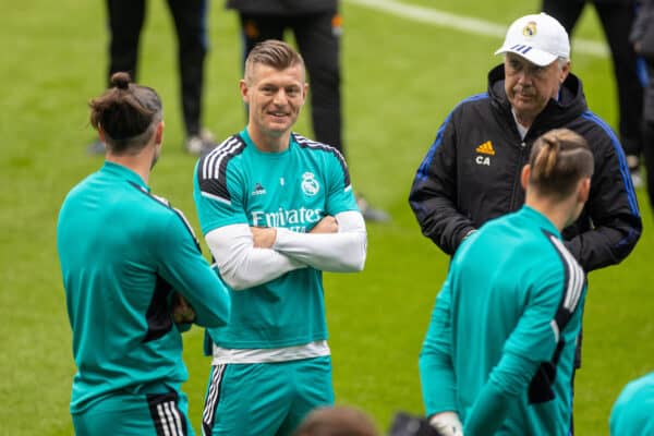 MANCHESTER, ENGLAND - Monday, April 25, 2022: Real Madrid's Toni Kroos (C) chats with Gareth Bale (L) and head coach Carlo Ancelotti (R) looks on during a training session at the City of Manchester Stadium ahead of the UEFA Champions League Semi-Final 1st Leg game between Manchester City FC and Real Madrid CF. (Pic by David Rawcliffe/Propaganda)