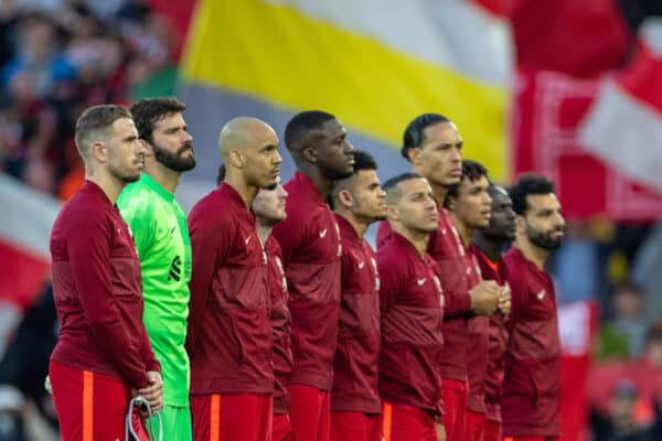 LIVERPOOL, INGLATERRA - Miércoles, 28 de abril de 2022: Los jugadores del Liverpool se alinean antes del partido de 1ª etapa de la Semifinal de la Liga de Campeones de la UEFA entre el Liverpool FC y el Villarreal CF en Anfield.  Liverpool ganó 2-0.  (Foto de David Rawcliffe/Propaganda)