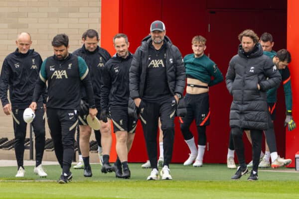 LIVERPOOL, ANGLETERRE - Lundi 2 mai 2022 : le manager de Liverpool, Jürgen Klopp, dirige son équipe pour une séance d'entraînement au centre d'entraînement AXA avant le match de demi-finale de la Ligue des champions de l'UEFA entre Villarreal CF et Liverpool FC.  (Photo de David Rawcliffe/Propagande)