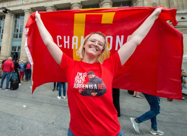 PARIS, FRANCE - Friday, May 27, 2022: Liverpool supporters arrive at Gare du Nord train station in Paris ahead of the UEFA Champions League Final game between Liverpool FC and Real Madrid CF. (Photo by Propaganda)