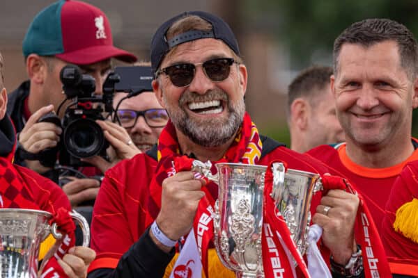 LIVERPOOL, ENGLAND - Sunday, May 29, 2022: Liverpool's manager Jürgen Klopp (R) with first-team development coach Pepijn Lijnders (L) hold the two trophies during a parade around the city after the club won the Cup Double, the FA Cup abd Football League Cup. (Photo by David Rawcliffe/Propaganda)