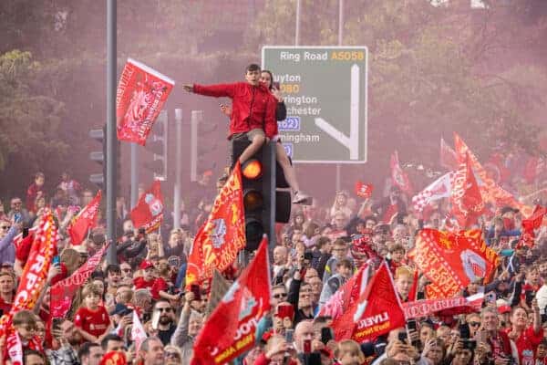 LIVERPOOL, ENGLAND - Sunday, May 29, 2022: Liverpool supporters on a traffic light celebrate during an open top bus parade around the city after the club won the Cup Double, the FA Cup and the Football League Cup. (Photo by David Rawcliffe/Propaganda)