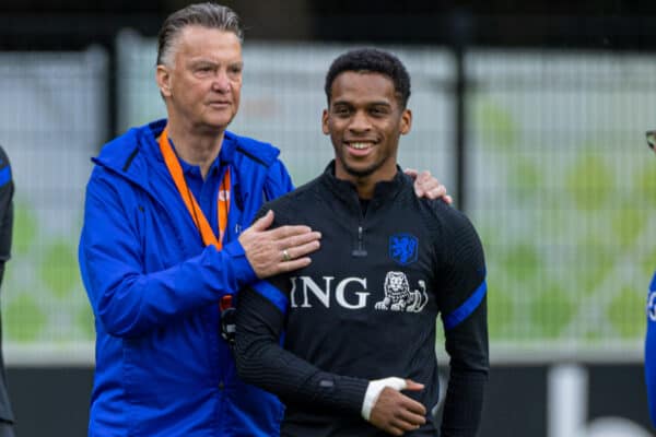 ZEIST, NEDERLAND - Maandag 13 juni 2022: Nederlandse hoofdcoach Louis van Gaal (L) met Jurriën Timber tijdens training op het KNVB-complex voorafgaand aan de UEFA Nations League Groep A4-wedstrijd tussen Nederland en Wales.  (Foto door David Rawcliffe/Publiciteit)