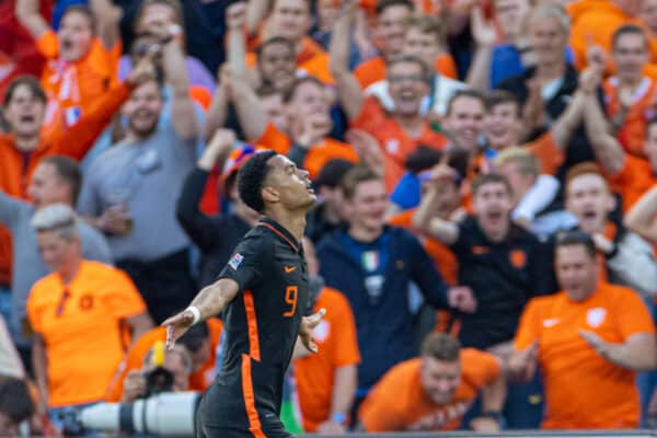 ROTTERDAM, NIEDERLANDE – Dienstag, 14. Juni 2022: Der Niederländer Cody Gakpo feiert, nachdem er das zweite Tor seiner Mannschaft während des Spiels der UEFA Nations League-Gruppe A4 zwischen den Niederlanden und Wales im de Kuip-Stadion erzielt hat. Die Niederlande gewannen 3:2. (Foto von David Rawcliffe/Propaganda)