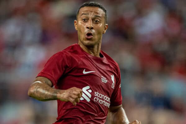 SINGAPUR - Viernes, 15 de julio de 2022: Thiago Alcântara del Liverpool durante el partido amistoso de pretemporada del Standard Chartered Singapore Trophy entre el Liverpool FC y el Crystal Palace FC en el Estadio Nacional de Singapur.  Liverpool ganó 2-0.  (Foto de David Rawcliffe/Propaganda)