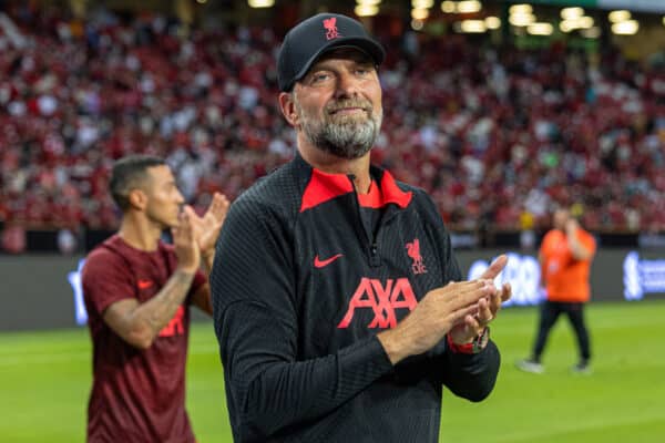 SINGAPORE - Friday, July 15, 2022: Liverpool's manager Jürgen Klopp applauds the supporters after the Standard Chartered Singapore Trophy pre-season friendly match between Liverpool FC and Crystal Palace FC at the Singapore National Stadium. Liverpool won 2-0. (Pic by David Rawcliffe/Propaganda)