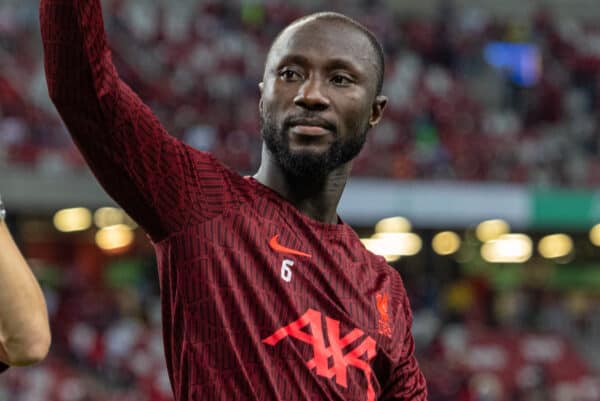 SINGAPUR - Viernes, 15 de julio de 2022: Naby Keita del Liverpool saluda a la multitud después del partido amistoso antes del inicio de la Copa Standard Chartered de Singapur entre el Liverpool FC y el Crystal Palace en el Estadio Nacional de Singapur.  Liverpool ganó 2-0.  (Foto David Rawcliffe/Propaganda)