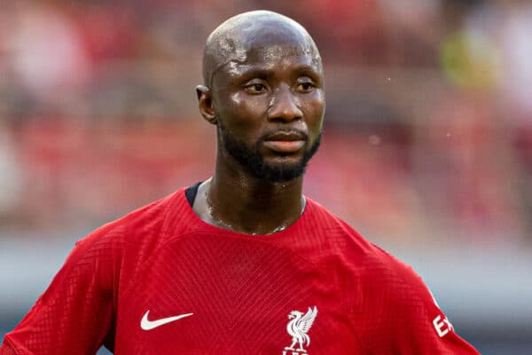 LEIPZIG, ALEMANIA - Jueves, 21 de julio de 2022: El jugador del Liverpool Naby Keita durante el partido amistoso de pretemporada entre Leipzig y Liverpool en el Red Bull Arena.  Liverpool ganó 5-0.  (Foto David Rawcliffe/Propaganda)