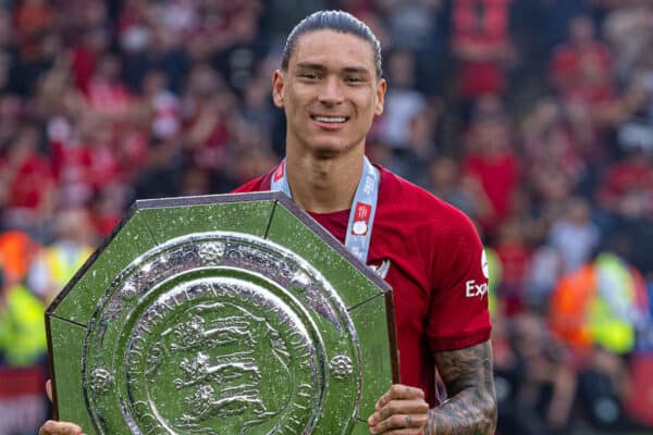 LEICESTER, ENGLAND - Saturday, July 30, 2022: Liverpool's Darwin Núñez lifts the trophy after the FA Community Shield friendly match between Liverpool FC and Manchester City FC at the King Power Stadium. Liverpool won 3-1. (Pic by David Rawcliffe/Propaganda)