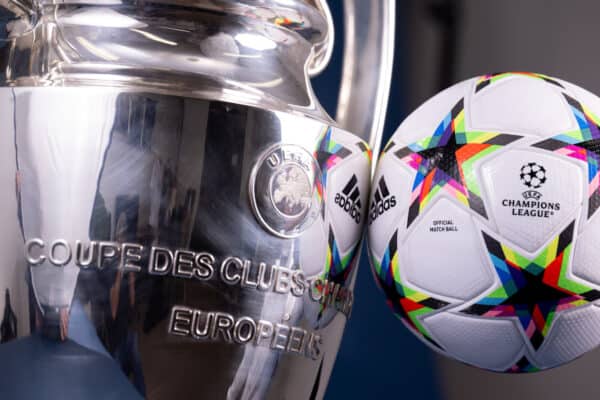 NYON, SUIZA - 2 DE AGOSTO: Una vista del balón de la fase de grupos de la Liga de Campeones de la UEFA 2022/23 junto al trofeo de la Liga de Campeones de la UEFA durante las competiciones de clubes de la UEFA 2022/23 en la sede de la UEFA, la Casa del Fútbol Europeo , el 2 de agosto de 2022, en Nyon, Suiza.  (Foto de la UEFA)