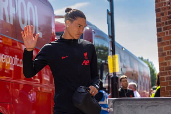 LONDON, ENGLAND - Saturday, August 6, 2022: Liverpool's Darwin Núñez arrives before the FA Premier League match between Fulham FC and Liverpool FC at Craven Cottage. The game ended in a 2-2 draw. (Pic by David Rawcliffe/Propaganda)