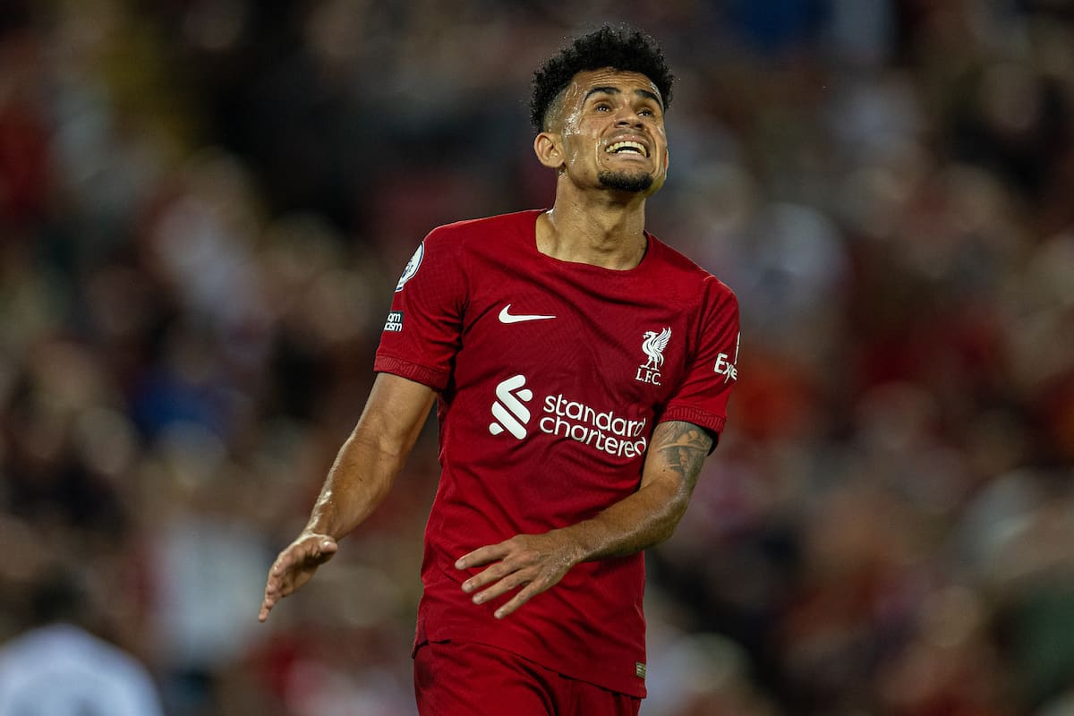 LIVERPOOL, ANGLETERRE - lundi 15 août 2022 : Luis Díaz de Liverpool réagit lors du match de la FA Premier League entre Liverpool FC et Crystal Palace FC à Anfield.  Le match s'est terminé sur un match nul 1-1.  (Photo de David Rawcliffe/Propagande)