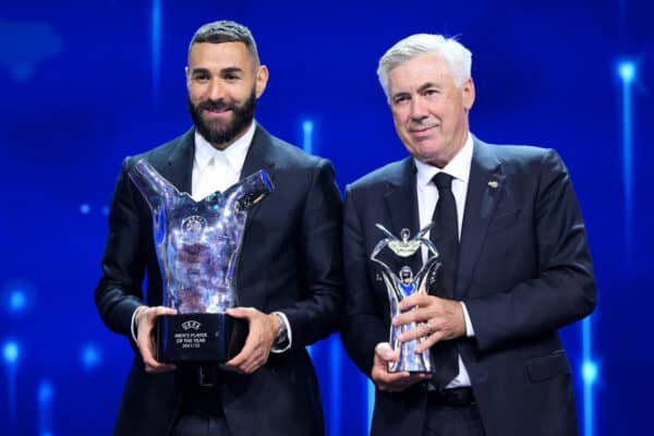 ESTAMBUL, TURQUÍA - Jueves, 25 de agosto de 2022: Jugador del Año de la UEFA, Karim Benzema del Real Madrid CF y Entrenador del Año de la UEFA, Carlo Ancelotti, Entrenador del Real Madrid CF posan para una fotografía después de la Liga de Campeones de la UEFA Sorteo de la fase de grupos 2022/23 en el Centro de Congresos Halic el 25 de agosto de 2022 en Estambul, Turquía.  (Foto de la UEFA)