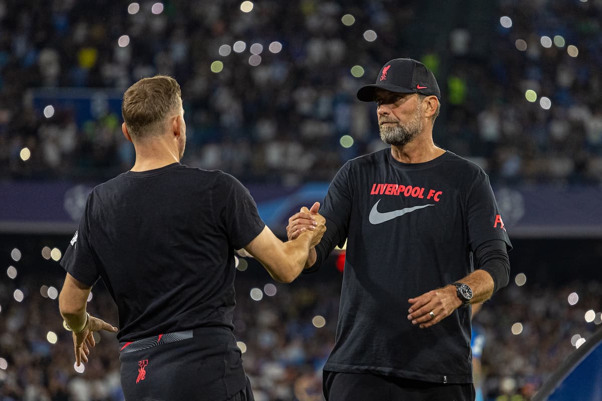 NAPLES, ITALY - Wednesday, September 7, 2022: Liverpool's manager Jürgen Klopp (R) shakes hands with first-team development coach Pepijn Lijnders before the UEFA Champions League Group A matchday 1 game between SSC Napoli and Liverpool FC at the Stadio Diego Armando Maradona. Napoli won 4-1. (Pic by David Rawcliffe/Propaganda)