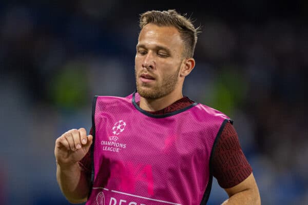 NEAPEL, ITALIEN - MITTWOCH, 7. SEPTEMBER 2022: Der Liverpool-Ersatzspieler Arthur Melo wärmt sich während des UEFA Champions League-Erstrundenspiels zwischen SSC Napoli und Liverpool im Diego Armando Maradona Stadium auf.  Neapel gewann 4:1.  (Foto von David Rawcliffe/Werbung)