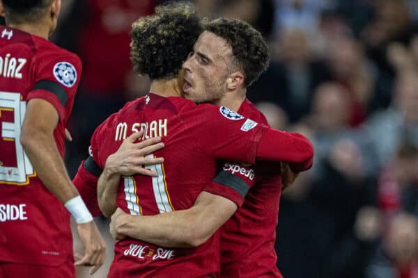 LIVERPOOL, INGLATERRA - Martes, 13 de septiembre de 2022: Mohamed Salah (C) del Liverpool celebra con su compañero de equipo Diogo Jota (R) después de marcar el primer gol durante el partido de la jornada 2 del Grupo A de la Liga de Campeones de la UEFA entre el Liverpool FC y el AFC Ajax en Anfield .  (Foto de David Rawcliffe/Propaganda)