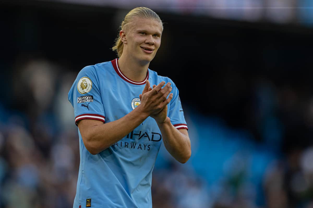 MANCHESTER, ENGLAND - Saturday, October 8, 2022: Manchester City's Erling Haaland applauds the supporters after the FA Premier League match between Manchester City FC and Southampton FC at the Etihad Stadium. (Pic by David Rawcliffe/Propaganda)