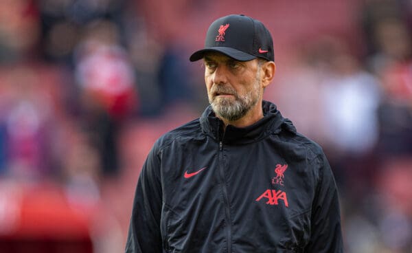 LONDON, ENGLAND - Sunday, October 9, 2022: Liverpool's manager Jürgen Klopp during the pre-match warm-up before during the FA Premier League match between Arsenal FC and Liverpool FC at the Emirates Stadium. (Pic by David Rawcliffe/Propaganda)