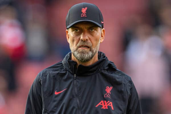 LONDON, ENGLAND - Sunday, October 9, 2022: Liverpool's manager Jürgen Klopp during the pre-match warm-up before during the FA Premier League match between Arsenal FC and Liverpool FC at the Emirates Stadium. (Pic by David Rawcliffe/Propaganda)