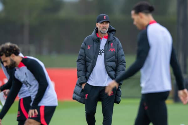 LIVERPOOL, ENGLAND - Tuesday, October 11, 2022: Liverpool's manager Jürgen Klopp (C) during a training session at the AXA Training Centre ahead of the UEFA Champions League Group A matchday 4 game between Glasgow Rangers FC and Liverpool FC. (Pic by Jessica Hornby/Propaganda)