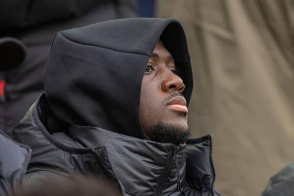 LIVERPOOL, INGLATERRA - Domingo, 16 de octubre de 2022: Ibrahima Konaté, lesionado del Liverpool, en el banquillo antes del partido de la FA Premier League entre el Liverpool FC y el Manchester City FC en Anfield.  Liverpool ganó 1-0.  (Foto de David Rawcliffe/Propaganda)