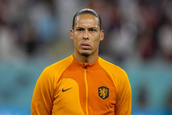 DOHA, KATAR – Samstag, 3. Dezember 2022: Der Kapitän der Niederlande und Liverpools, Virgil van Dijk, tritt vor dem Achtelfinalspiel der FIFA-Weltmeisterschaft Katar 2022 zwischen den Niederlanden und den USA im Khalifa International Stadium an. Die Niederlande gewannen 3:1. (Bild von David Rawcliffe/Propaganda)