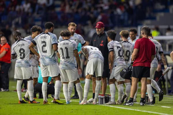 DUBAI, UNITED ARAB EMIRATES - Friday, December 16, 2022: Liverpool's manager Jürgen Klopp speaks to his players during a water break during the Dubai Super Cup 2022 match between Liverpool FC and AC Milan at the Al Maktoum Stadium. Liverpool won 4-1 but lost the extra-point penalty shoot-out 4-3. (Pic by David Rawcliffe/Propaganda)