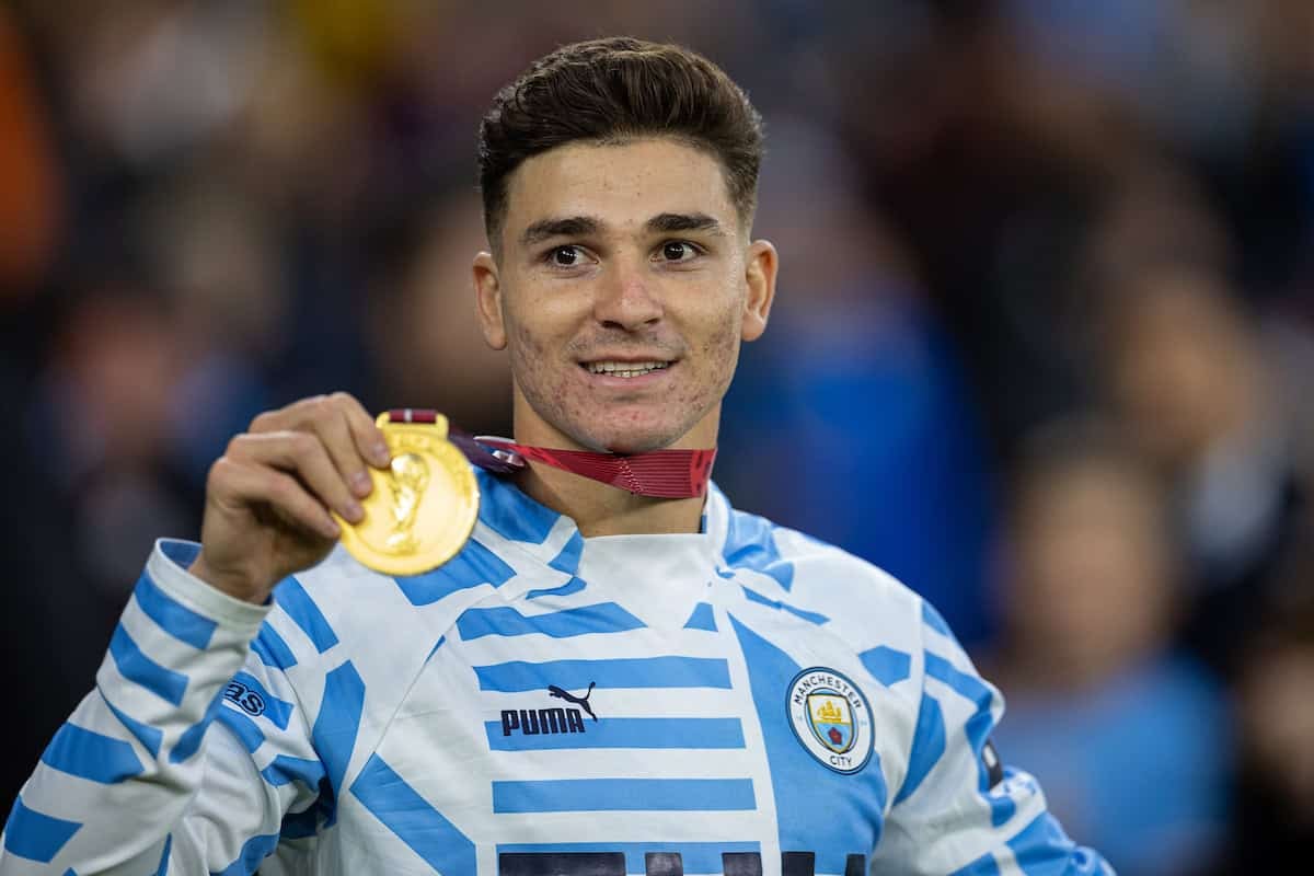 MANCHESTER, ENGLAND - Saturday, December 31, 2022: Manchester City's Julian Alvarez shows off his gold medal from winning the FIFA World Cup 2022 Qatar with his national side Argentina before the FA Premier League match between Manchester City FC and Everton FC at the City of Manchester Stadium. The game ended in a 1-1 draw. (Pic by David Rawcliffe/Propaganda)