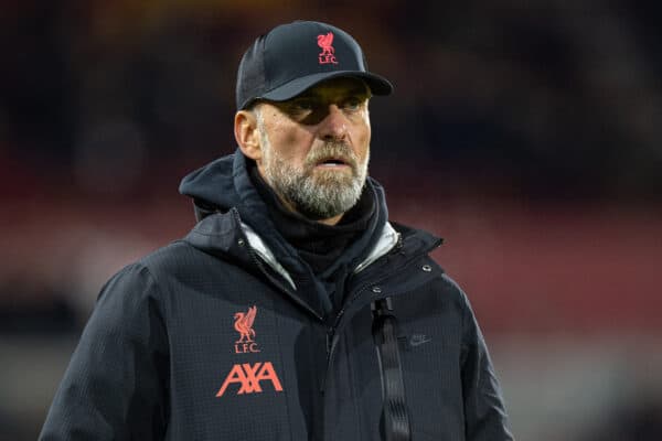 LONDON, ENGLAND - Monday, January 2, 2023: Liverpool's manager Jürgen Klopp during the pre-match warm-up before the FA Premier League match between Brentford FC and Liverpool FC at the Brentford Community Stadium. (Pic by David Rawcliffe/Propaganda)