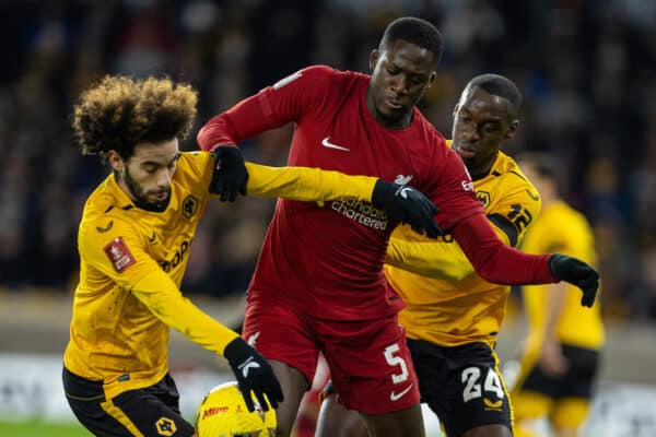 WOLVERHAMPTON, INGLATERRA - Martes, 17 de enero de 2023: Ibrahima Konaté (C) de Liverpool es desafiado por Rayan Aït-Nouri (L) y Tote António Gomes 'Toti' (R) de Wolverhampton Wanderers durante el partido de repetición de la tercera ronda de la Copa FA entre Wolverhampton Wanderers FC y Liverpool FC en el Molineux Stadium.  Liverpool ganó 1-0.  (Foto de David Rawcliffe/Propaganda)