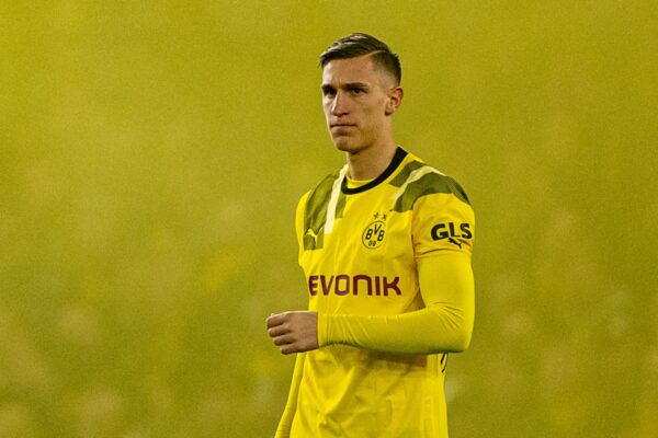 LONDON, ENGLAND - Tuesday, March 7, 2023: Borussia Dortmund's Nico Schlotterbeck, almost lost in the yellow smoke, during the UEFA Champions League Round of 16 2nd Leg game between Chelsea FC and Borussia Dortmund at Stamford Bridge. Chelsea won 2-0, 2-1 on aggregate. (Pic by David Rawcliffe/Propaganda)