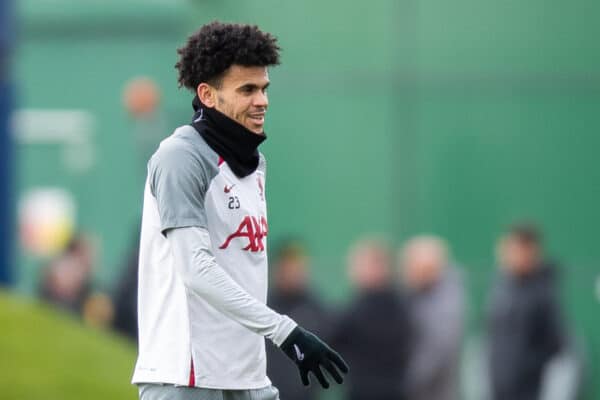 LIVERPOOL, ENGLAND - DIENSTAG, 14. MÄRZ 2023: Liverpools Luis Diaz trainiert allein während einer Trainingseinheit im AXA-Trainingszentrum vor der UEFA Champions League-Runde des 16. Rückspiels zwischen Liverpool und Real Madrid.  (Bild von Jessica Hornby/Propaganda)