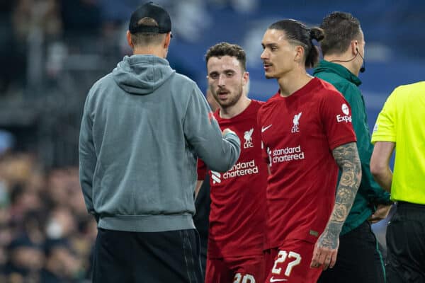 MADRID, SPAIN - Wednesday, March 15, 2023: Liverpool's Darwin Núñez (R) and Diogo Jota (C) are substituted by manager Jürgen Klopp during the UEFA Champions League Round of 16 2nd Leg game between Real Madrid CF and Liverpool FC at the Estadio Santiago Bernabéu. Madrid won 1-0 (6-2 on aggregate). (Pic by David Rawcliffe/Propaganda)