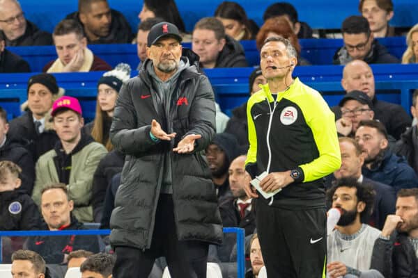 LONDON, ENGLAND - Tuesday, April 4, 2023: Liverpool's manager Jürgen Klopp speaks with fourth official referee Andre Marriner during the FA Premier League match between Chelsea FC and Liverpool FC at Stamford Bridge. (Pic by David Rawcliffe/Propaganda)