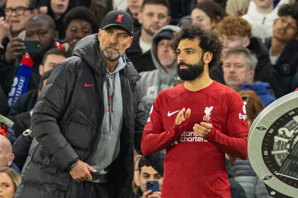 LONDON, ENGLAND - Tuesday, April 4, 2023: Liverpool's manager Jürgen Klopp prepares to bring on substitute Mohamed Salah during the FA Premier League match between Chelsea FC and Liverpool FC at Stamford Bridge. (Pic by David Rawcliffe/Propaganda)