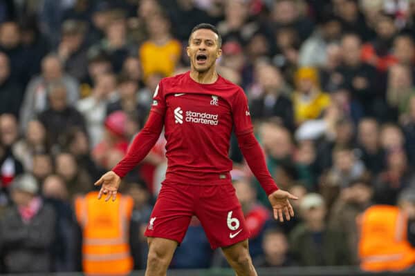 Liverpool, İngiltere - 9 Nisan 2023 Pazar: Liverpoollu Thiago Alcantara, Anfield'da Liverpool ile Arsenal arasında oynanan Premier Lig maçında takımının eşitliği sağlayan golü kutluyor.  Maç 2-2 berabere sonuçlandı.  (Fotoğraf: David Rawcliffe/Tanıtım)