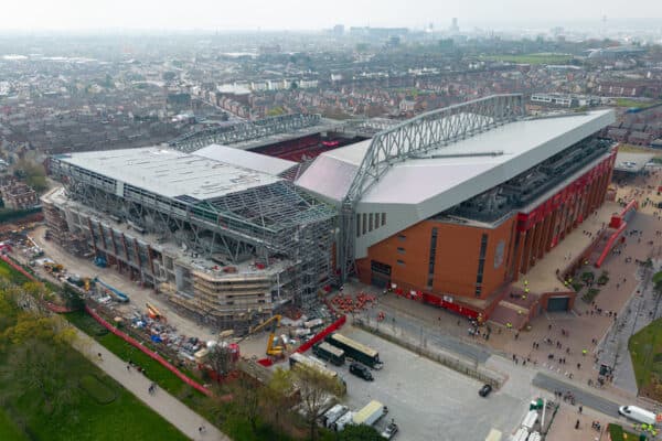 LIVERPOOL, INGLATERRA - Sábado, 22 de abril de 2023: Una vista aérea de Anfield, que muestra la construcción de un nuevo nivel superior en el stand de Anfield Road, visto antes del partido de la FA Premier League entre el Liverpool FC y el Nottingham Forest FC en Anfield.  (Foto de David Rawcliffe/Propaganda)