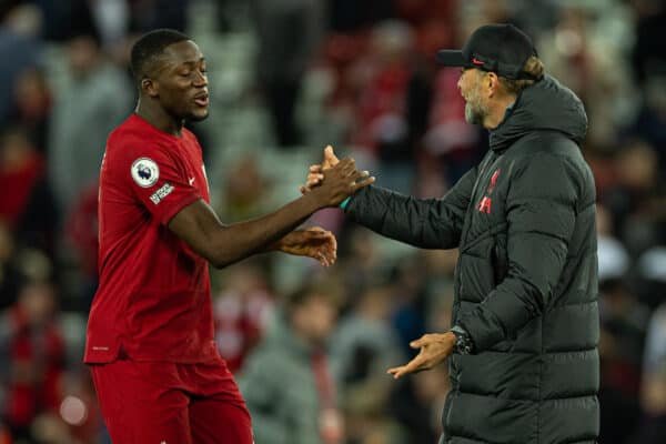 LIVERPOOL, INGLATERRA - Miércoles, 3 de mayo de 2023: El gerente de Liverpool, Jürgen Klopp (R), con Ibrahima Konaté después del partido de la FA Premier League entre Liverpool FC y Fulham FC en Anfield.  Liverpool ganó 1-0.  (Foto de David Rawcliffe/Propaganda)