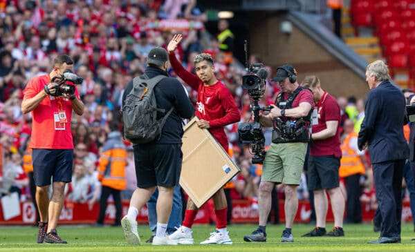 LIVERPOOL, ENGLAND - Saturday, May 20, 2023: Liverpool's Roberto Firmino applauds the supporters as he is given a guard of honour after the FA Premier League match between Liverpool FC and Aston Villa FC at Anfield. (Pic by David Rawcliffe/Propaganda)