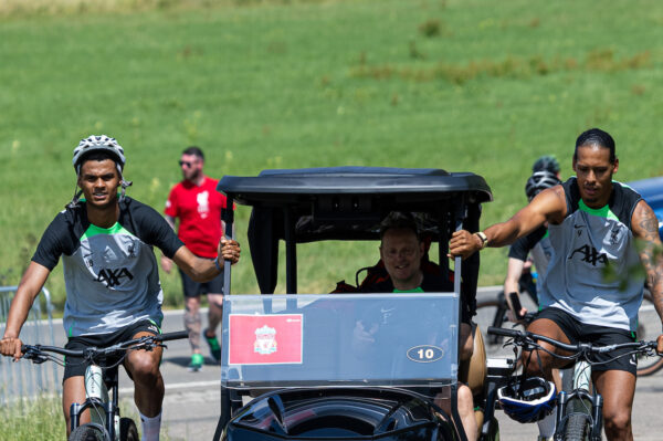 DONESCHINGEN, GERMANY - Monday, July 17, 2023: Liverpool's Cody Gakpo (L) and Virgil van Dijk grab a lift from a golf buggy as they ride bikes back to the team hotel after a training session during the club's pre-season preparations in Germany. (Pic by David Rawcliffe/Propaganda)