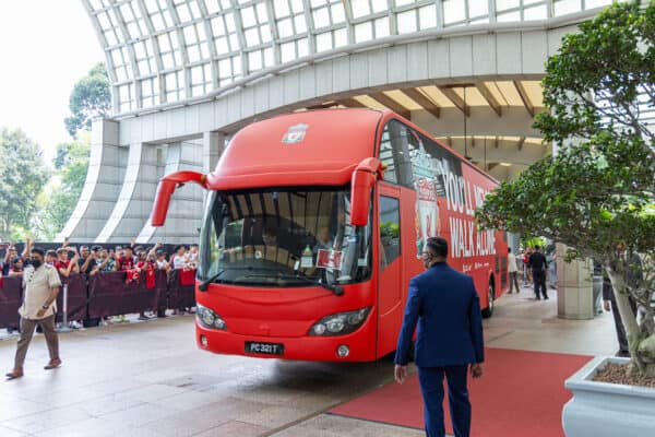 SINGAPORE - Friday, July 28, 2023: Liverpool's team bus arrives at the Ritz-Carlton Hotel in Singapore ahead of the Singapore Festival of Football pre-season tournament. (Pic by David Rawcliffe/Propaganda)