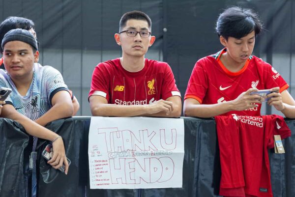 SINGAPORE - Friday, July 28, 2023: A Liverpool supporter with a sign "Thank U Hendo [Jordan Henderson] waits for the team to arrive at the Ritz-Carlton Hotel in Singapore ahead of the Singapore Festival of Football pre-season tournament. (Pic by David Rawcliffe/Propaganda)