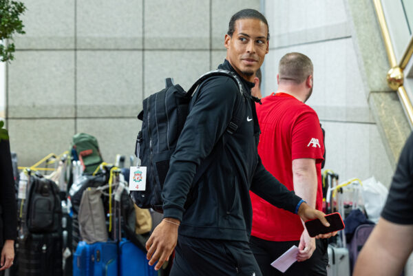 SINGAPORE - Friday, July 28, 2023: Liverpool's Virgil van Dijk arrives at the Ritz-Carlton Hotel in Singapore ahead of the Singapore Festival of Football pre-season tournament. (Pic by David Rawcliffe/Propaganda)