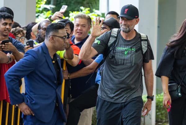 SINGAPORE - Friday, July 28, 2023: Liverpool's manager Jürgen Klopp greets supporters as the team arrive at the Ritz-Carlton Hotel in Singapore ahead of the Singapore Festival of Football pre-season tournament. (Pic by David Rawcliffe/Propaganda)