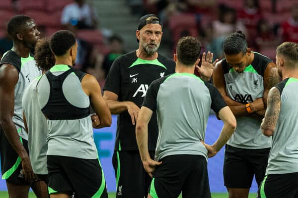 SINGAPORE - Saturday, July 29, 2023: Liverpool's manager Jürgen Klopp speaks with his players during a training session ahead of the pre-season friendly match between Liverpool FC and Leicester City FC at the Singapore National Stadium. (Pic by David Rawcliffe/Propaganda)